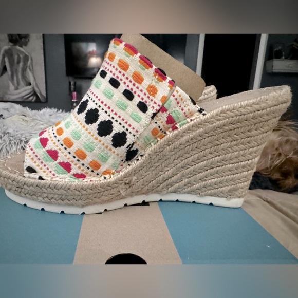 Toms Shoes - TOMS WOMENS WEDGE NWT SZ 6 MULTI COLOR. GORGEOUS